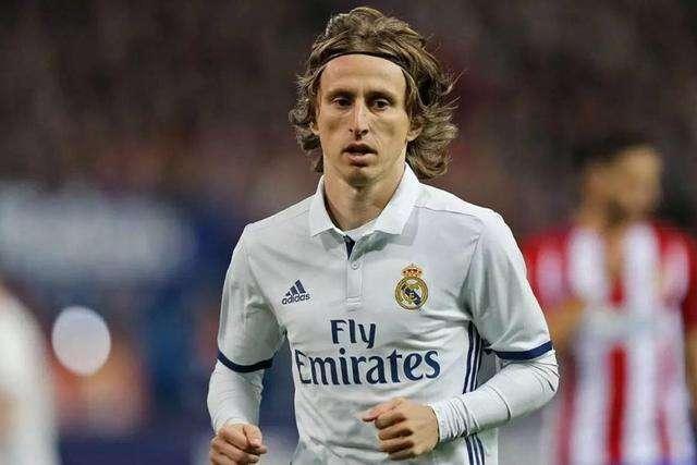 圣地亚哥教士在 2024 年开幕战中展现了极其灵活的守备布阵